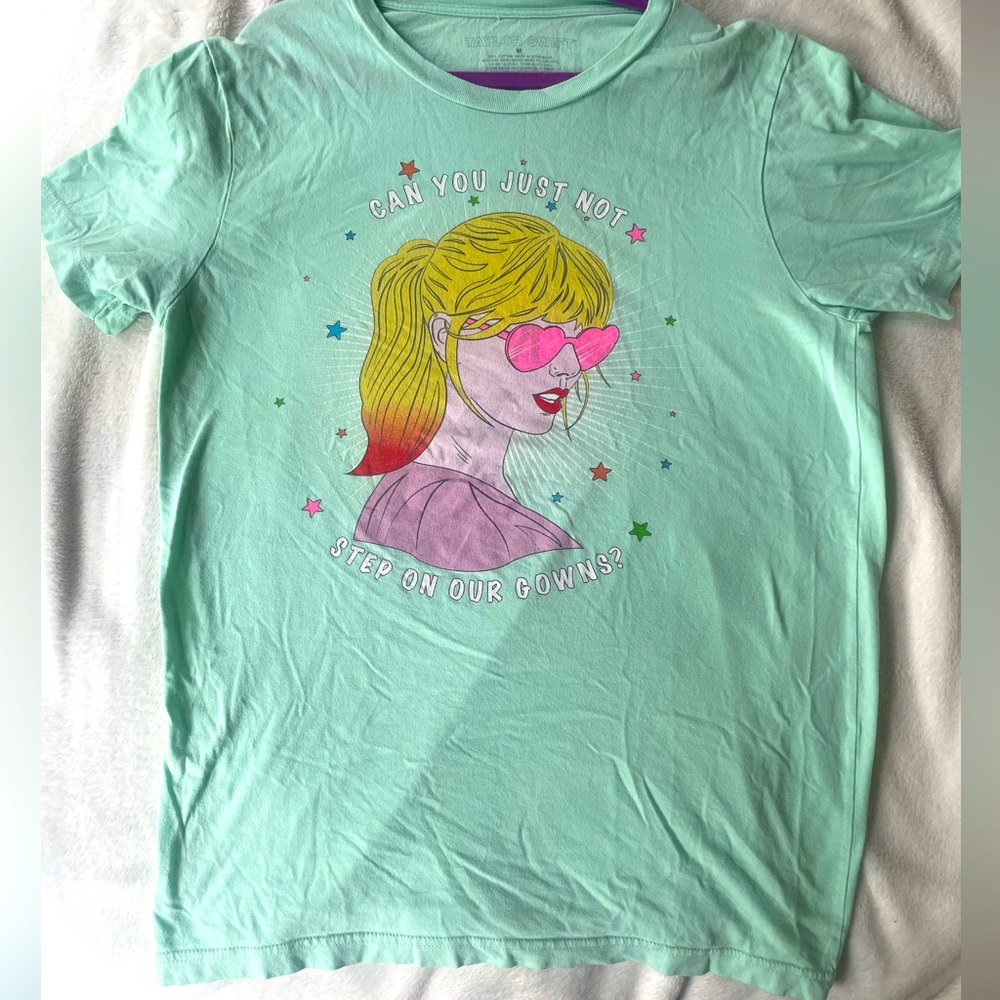TAYLOR SWFIT T-shirt “Can you just not step on our gowns, Mint green